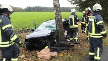 Durch die enorme Wucht des Aufpralls wurde der Fahrer schwer in seinem Fahrzeug eingeklemmt. Trümmerteile verteilten sich über mehrere Meter auf dem angrenzenden Acker.