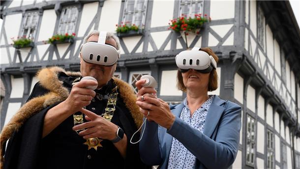 Durch die VR-Brille können Nutzer historische Gebäude besichtigen.