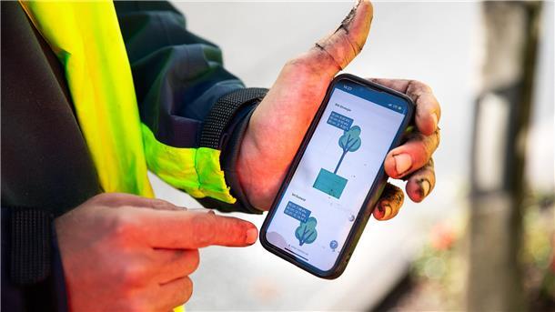 Digital-Rankings: Bremerhaven holt als Smart City auf Durch diese App weiß das städtische Gartenbauamt, ob der Baum zu viel oder zu wenig Wasser bekommt.