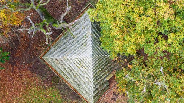 Durch ein großes Kreuz über dem Eingang ist es als christliche Begräbnisstätte erkennbar.