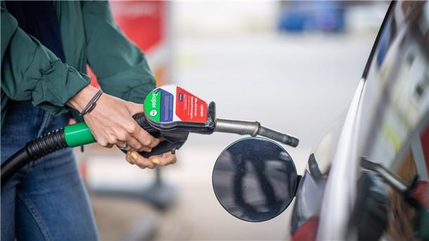 Warum die Spritpreis-Transparenz zum Leidwesen der Autofahrer wird Körper einer Person im Anschnitt. Die Person ist gerade dabei, ein Auto zu tanken.