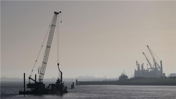 Anwohner von sonntäglichen Rammarbeiten in Cuxhaven genervt Durch Rammschläge auch an Sonntagen sollen im Hafen von Cuxhaven neue Terminalflächen entstehen. (Archivbild)