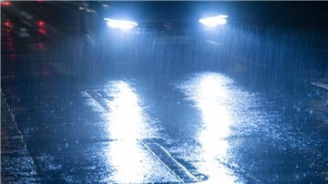 Durch überfrierende Nässe oder gefrierenden Regen kann Glatteis auftreten.