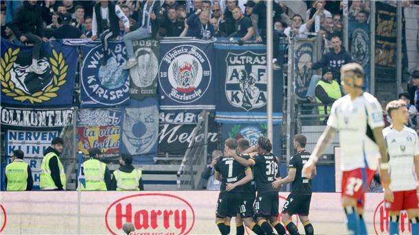 Durften vor der Pause zweimal jubeln: die KSC-Spieler (l)