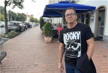 Dusko Dimitriev geht gerne in der Hafenstraße in Bremerhaven spazieren.
