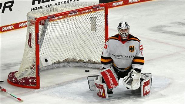 Dustin Strahlmeier im deutschen Tor ist geschlagen. 