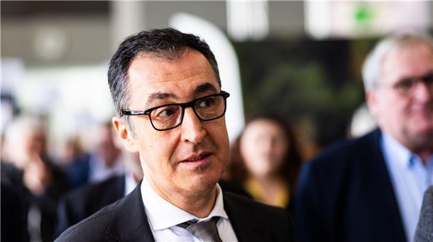 Dutzende Einsatzkräfte und Protestierende mit Schildern begleiteten den Rundgang von Landwirtschaftsminister Cem Özdemir über die Messe Fruchtwelt Bodensee.