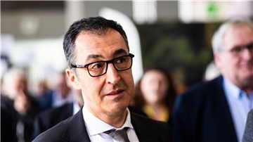 Dutzende Einsatzkräfte und Protestierende mit Schildern begleiteten den Rundgang von Landwirtschaftsminister Cem Özdemir über die Messe Fruchtwelt Bodensee.