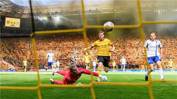 Dynamos Christoph Daferner (M) scheitert einmal mehr gegen Schalke-Torwart Loris Karius (l). 