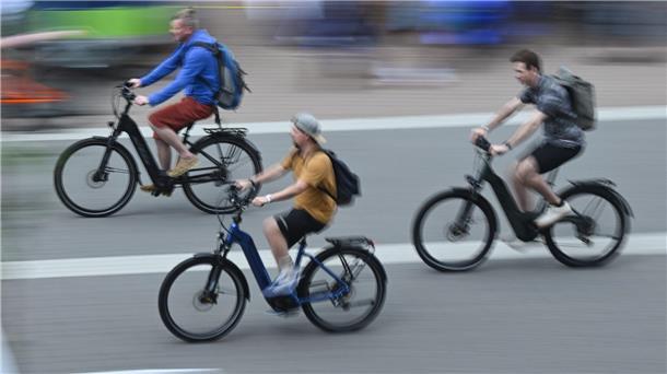 E-Bikes holen schnell auf: Schon 18 Prozent der Fahrräder in Deutschland haben einen Motor. (Archivbild)