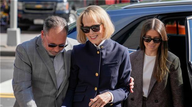 Vergewaltigungsvorwurf gegen Trump: Prozessabbruch abgelehnt E. Jean Carroll (M), ehemalige Ratgeberkolumnistin, trifft vor dem Bundesgericht in Manhattan ein. Ein Zivilprozess wegen eines Vergewaltigungsvorwurfs gegen Donald Trump hat in Abwesenheit des früheren US-Präsidenten begonnen.