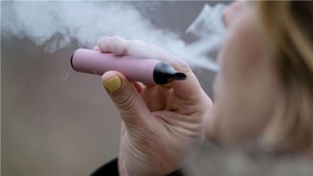 Niedersachsen weitet Rauchverbot auf Vapes und Cannabis aus E-Zigaretten gefährden für SPD und Grüne den „Paradigmenwechsel hin zum Nichtrauchen“. (Symbolbild)