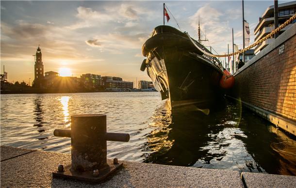 So magisch fotografieren unsere Influencer die Maritimen Tage Ebenfalls vom Sonnenuntergang vergoldet: Die "Seelotse" im Neuen Hafen. Fotografiert von Ralph Wecks, in Instagram mit seinen farbigen Fotos @ralphwecks.