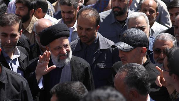 Ebrahim Raisi (M), Präsident des Iran, nimmt an einer Kundgebung zum Al-Kuds-Tag teil. Der vom Iran angekündigte Vergeltungsschlag hat Israel und die USA in höchste Alarmbereitschaft versetzt.