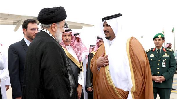 Ebrahim Raisi, Präsident des Iran, wird von einem saudi-arabischen Beamten auf dem Flughafen in Riad begrüßt.
