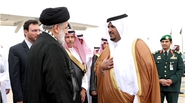 Ebrahim Raisi, Präsident des Iran, wird von einem saudi-arabischen Beamten auf dem Flughafen in Riad begrüßt.