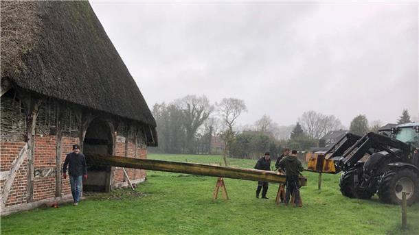 Wie Ehrenamtliche sich um den Erhalt eines alten Bauernhauses kümmern „Eckes Hus“ in Ostereistedt: Ein wichtiger Deckenbalken wurde im ältesten Bauernhaus ersetzt.