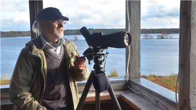 Eckhard Barzantny radelt von Naturschutzgebiet zu Naturschutzgebiet. Dort, wo die Vögel sind, schläft er auch. Einen festen Wohnsitz braucht er nicht. Der 60-Jährige liebt das freie Leben in der Natur.