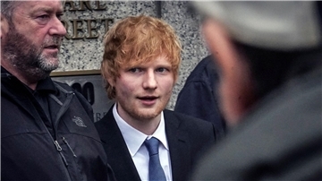 Ed Sheeran stimmte im Urheberrechtsstreit ein paar Takte einer Melodie an.