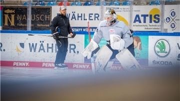 Edgars Lusins auf Schlittschuhen in der Bremerhavener Eisarena
