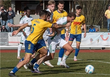 Edison Mazreku, hier in einer Szene aus dem Delmenhorst-Spiel, traf frühzeitig für den Heeslinger SC.