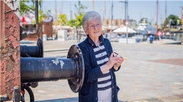 Edith Rudolph (88) ist gebürtige Bremerhavenerin. Hier an dieser Stelle zwischen Altem und Neuem Hafen ist sie aufgewachsen, hat im elterlichen Lokal in der Buchhaltung mitgeholfen. Später arbeitete sie in Uelzen beim Baumarkt. Ein Bleistift von dort begleitet sie seitdem überall mit hin.
