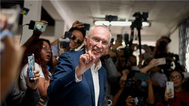 Begleitet von Korruptionsvorwürfen: Guatemala wählt Edmond Mulet, Präsidentschaftskandidat der Partei Cabal, zeigt nach der Stimmabgabe seinen eingefärbten Finger.