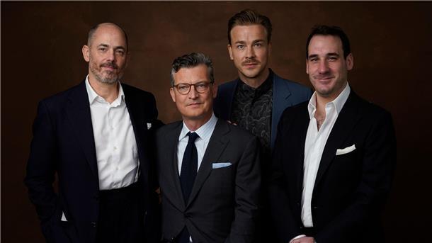 Edward Berger (l-r), Malte Grunert, Albrecht Schuch und James Friend posieren im Beverly Hilton Hotel für ein Porträt.