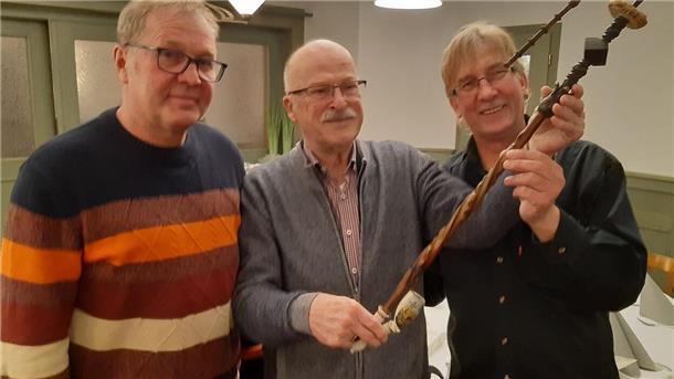 Edzard Bennmann überraschte Volker Schnackenberg, Vorsitzender des Pfeifenclubs „Silberkapsel“ (links), und den stellvertretenden Pfeifenmeister Andy Meyer (rechts) mit einer Meerschaumpfeife.