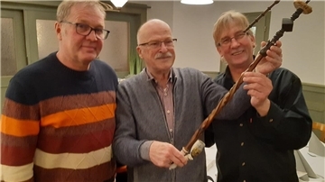 Edzard Bennmann überraschte Volker Schnackenberg, Vorsitzender des Pfeifenclubs „Silberkapsel“ (links), und den stellvertretenden Pfeifenmeister Andy Meyer (rechts) mit einer Meerschaumpfeife.