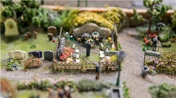 Egal ob in Hamburg oder einem italienischen Bergdorf: Friedhöfe finden sich im Miniatur-Wunderland in Hamburg in vielen nachgebauten Landschaften.