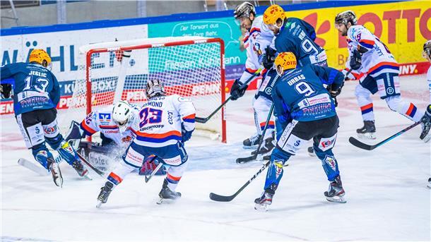 CHL-Abenteuer der Pinguins startet ohne den Topsturm Spieler zweier Eishockey-Mannschaften auf dem Spielfeld.