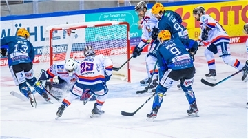 Spieler zweier Eishockey-Mannschaften auf dem Spielfeld.