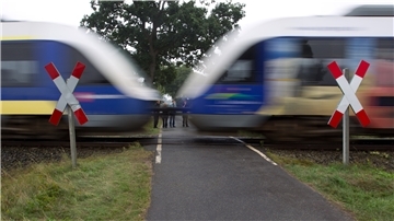 Egal, ob Personen- oder Güterzug: Bevor Lokführer unbeschrankte Bahnübergänge passieren, müssen sie aus Sicherheitsgründen ein lautes Pfeifgeräusch auslösen.