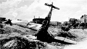 Die zerstörte Stadtmitte von Stalingrad nach der Kapitulation (undatiertes Archivfoto). 70 Jahre nach der erbarmungslosen Kesselschlacht von Stalingrad soll aus dem Gedenken an das blutigste Gefecht des Zweiten Weltkriegs ein Versöhnungsfest werden. Foto: dpa (zu dpa "Die Schlacht von Stalingrad" vom 07.05.2015)