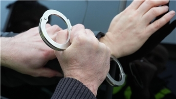Ehe ein verurteilter Millionenbetrüger aus der Gemeinde Sandbostel seine 6,5-jährige Haftstrafe antrat, mussten die Handschellen klicken. Der Aufforderung, freiwillig in der Haftanstalt zu erscheinen, kam der 57-Jährige zweimal nicht nach.