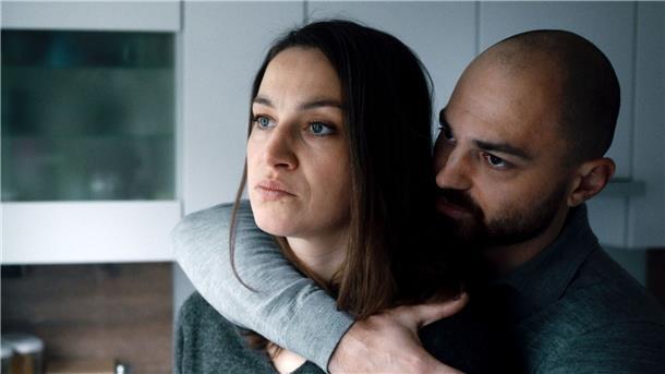 Kita-Drama knapp vor Quiz Ehemann Robert (Bozidar Kocevsk) versucht seiner Frau Kathleen (Franziska Hartmann) Trost zu spenden.