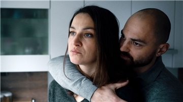Ehemann Robert (Bozidar Kocevsk) versucht seiner Frau Kathleen (Franziska Hartmann) Trost zu spenden.