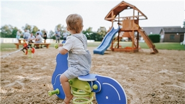 Ehrenamtliche Helfer stecken 150 Arbeitsstunden in den neuen Spielplatz am TuS Vereinsheim in Tarmstedt.