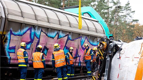 Deutsche Bahn: Erster Wagen von Unfallstelle abtransportiert Ehrenamtliche Mitarbeiter vom Technischen Hilfswerk (THW) arbeiten an der Einsatzstelle bei Leiferde.