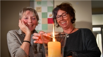 Ehrenamtliche Sterbebegleiterinnen Karin Bodenhagen (re.) und Ute Brünjes (Mitte) im Hospizverein Hombre.