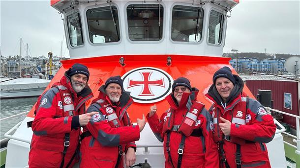 Seenotretter helfen mehr als 3500 Menschen Ehrenamtlicher Botschafter der Seenotretter sind die Band Santiano (l-r): Hans-Timm „Timsen“ Hinrichsen, Björn Both, Peter David „Pete“ Sage und Axel Stosberg.
