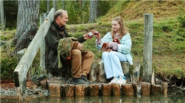 Ehrlich, lustig und traurig: Edgar Selge als Helmut und Luna Wedler als Paula im Film „Marianengraben“.