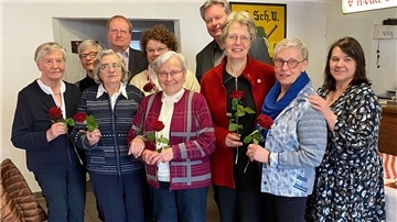 Ehrung beim DRK (von links): Luise Ahrens, Jacqueline Steffens, Marianne Otten, Manfred Burfeind, Gudrun Lemmermann, Waltraud Gieschen, der DRK-Präsident Frank Pingel, Renate Jagels, Marlies Intemann und Heike Kohne.