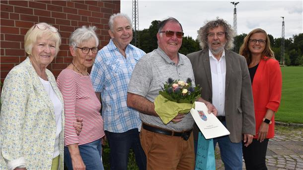 Ehrung für Joachim Krohn (vorn, mit Blumen): Dem langjährigen Sprecher der Schlaganfall-Selbsthilfegruppen „Einschlag“ dankten Gerlinde Schilling-Dähn (von links), Rosi Finger, Karl-Heinz Nollmann, Ullrich Weber und Sandra Pragmann.