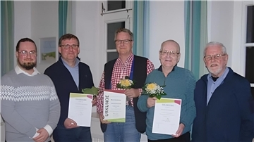 Fünf Männer stehen nebeneinander
