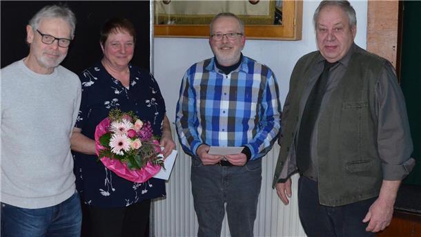 Ehrungen beim Bürgerverein Augustgroden:: Carsten Neumann, Petra Burow, Helmut Burow und Vorsitzender Hergen Hülstede (von links).