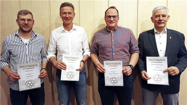 Ehrungen gab es für die Torjäger der Fußballmannschaften des SV Sandbostel. Vorsitzender Wilfried Rossol (rechts) wurde für sein 1.100. Spiel für den Verein ausgezeichnet.