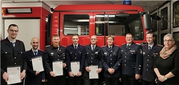 Ehrungen und Beförderungen bei der Feuerwehr Blexen (von links): Marian Tülp, Manfred Heger, der stellvertretende Ortsbrandmeister Timo Renneberg, Tristan Koch, Andreas Meißner, Ortsbrandmeister Knut van Loh, Stadtbrandmeister Ralf Hoyer ), der stellvertretende Stadtbrandmeister Christian Stahl und Sonja Brödje, Leiterin Amt für Ordnung und Soziales.