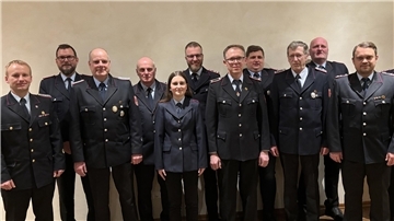 Ehrungen und Beförderungen mit (von links) Abschnittsleiter Henning Herzig, Gemeindebrandmeister Torben Henning, Klaus Roesch, Werner Heins, Marie Vollmers, Kevin Heins, Gerd Brünjes, Christian Hauschild, Thomas Burfeind, Maikel Wilkens und Marcel Poort.